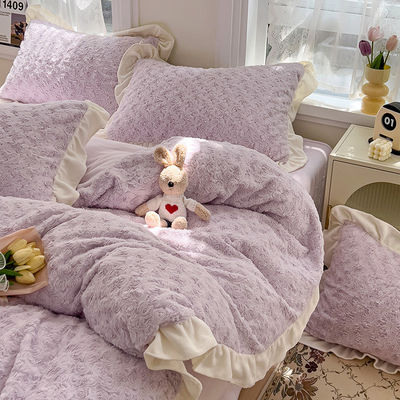 2023 Hot Lace Rose Rabbit Plush Four-Piece Set Comforter Set com padrão sólido