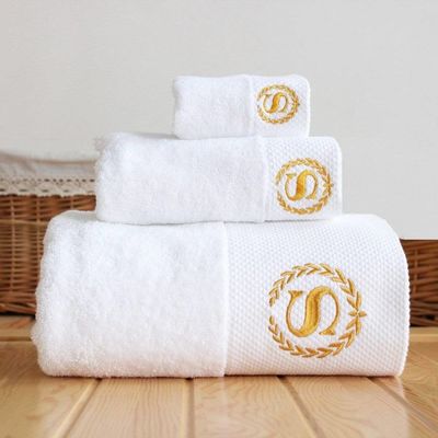 Conjunto de toalhas de hotel de logotipo personalizado de faixa larga de coral de veludo 35 * 75cm 70 * 140cm absorvente macio