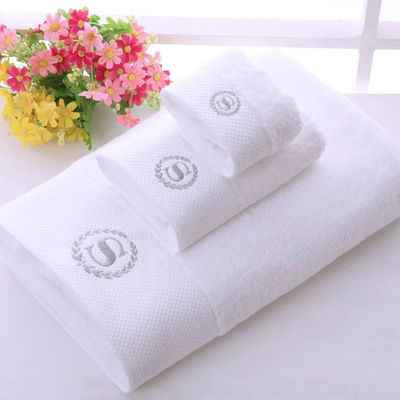 Conjunto de toalhas de hotel de logotipo personalizado de faixa larga de coral de veludo 35 * 75cm 70 * 140cm absorvente macio