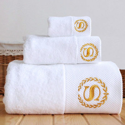 Conjunto de toalhas de hotel de logotipo personalizado de faixa larga de coral de veludo 35 * 75cm 70 * 140cm absorvente macio