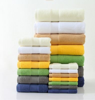 Experimente conforto inigualável com o nosso conjunto de toalhas de banho 100% de algodão suave e absorvente