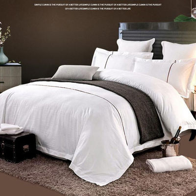 O conjunto de roupas de cama e toalhas do hotel melhoram a estadia de seus hóspedes com conforto bordado