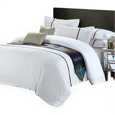 O conjunto de roupas de cama e toalhas do hotel melhoram a estadia de seus hóspedes com conforto bordado