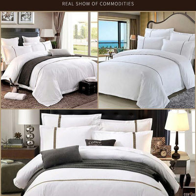 O conjunto de roupas de cama e toalhas do hotel melhoram a estadia de seus hóspedes com conforto bordado