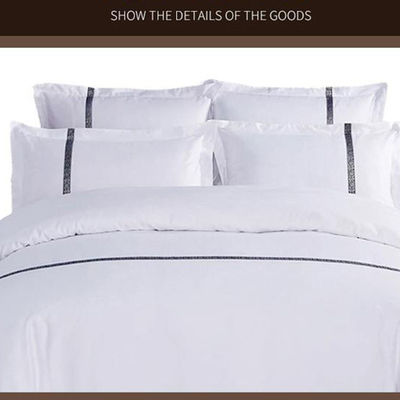 O conjunto de roupas de cama e toalhas do hotel melhoram a estadia de seus hóspedes com conforto bordado