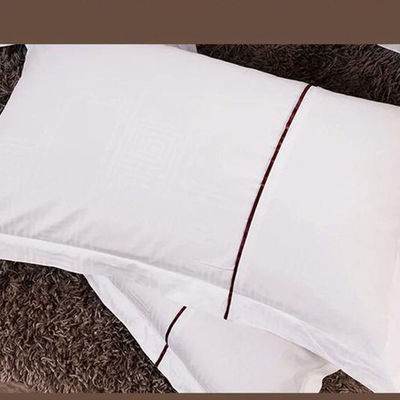 O conjunto de roupas de cama e toalhas do hotel melhoram a estadia de seus hóspedes com conforto bordado