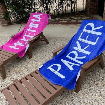 Toalha de piscina personalizada Toalha de praia de microfibra com estilo de fonte em negrito e nome personalizado