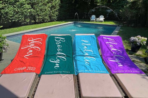 Toalha de piscina personalizada Toalha de praia de microfibra com estilo de fonte em negrito e nome personalizado