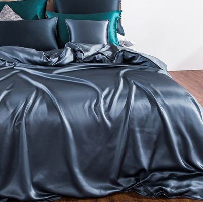 Durma bem com este conjunto de lençóis de cama de seda de amoras